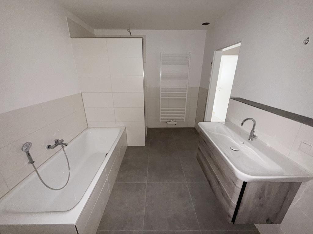 Badezimmer 4 Zimmer Wohnung: Badezimmer
