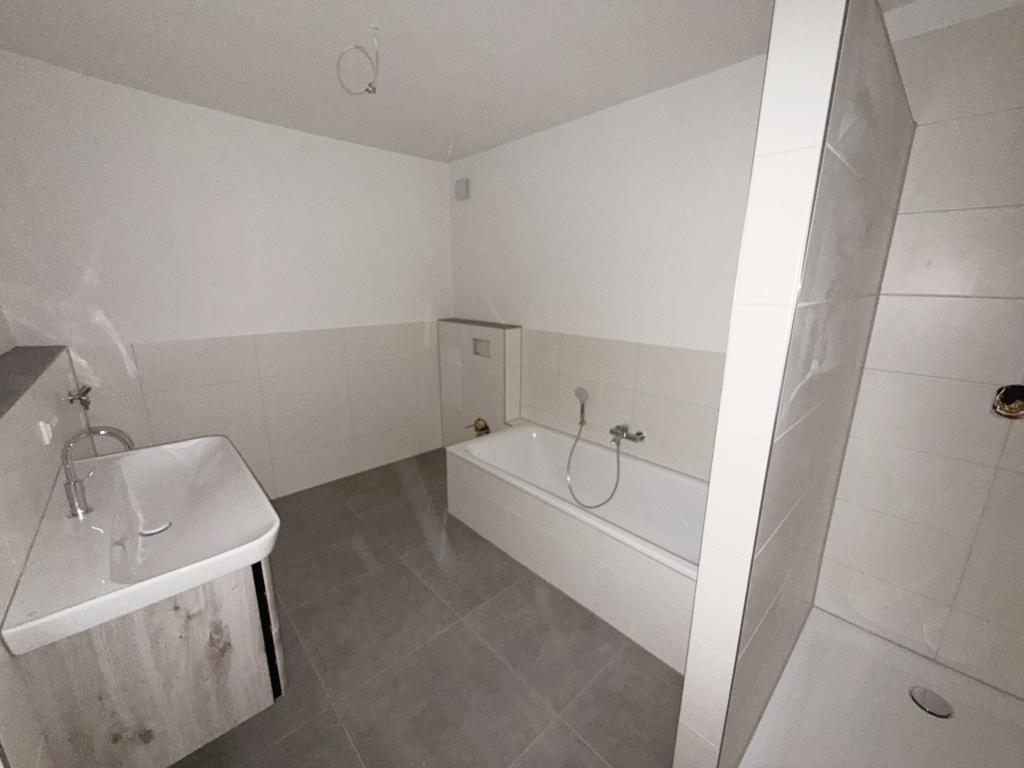 Badezimmer 4 Zimmer Wohnung: Badezimmer
