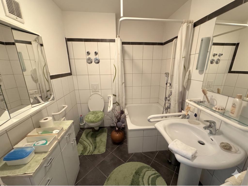 Badezimmer 2 Zimmer Wohnung: Badezimmer